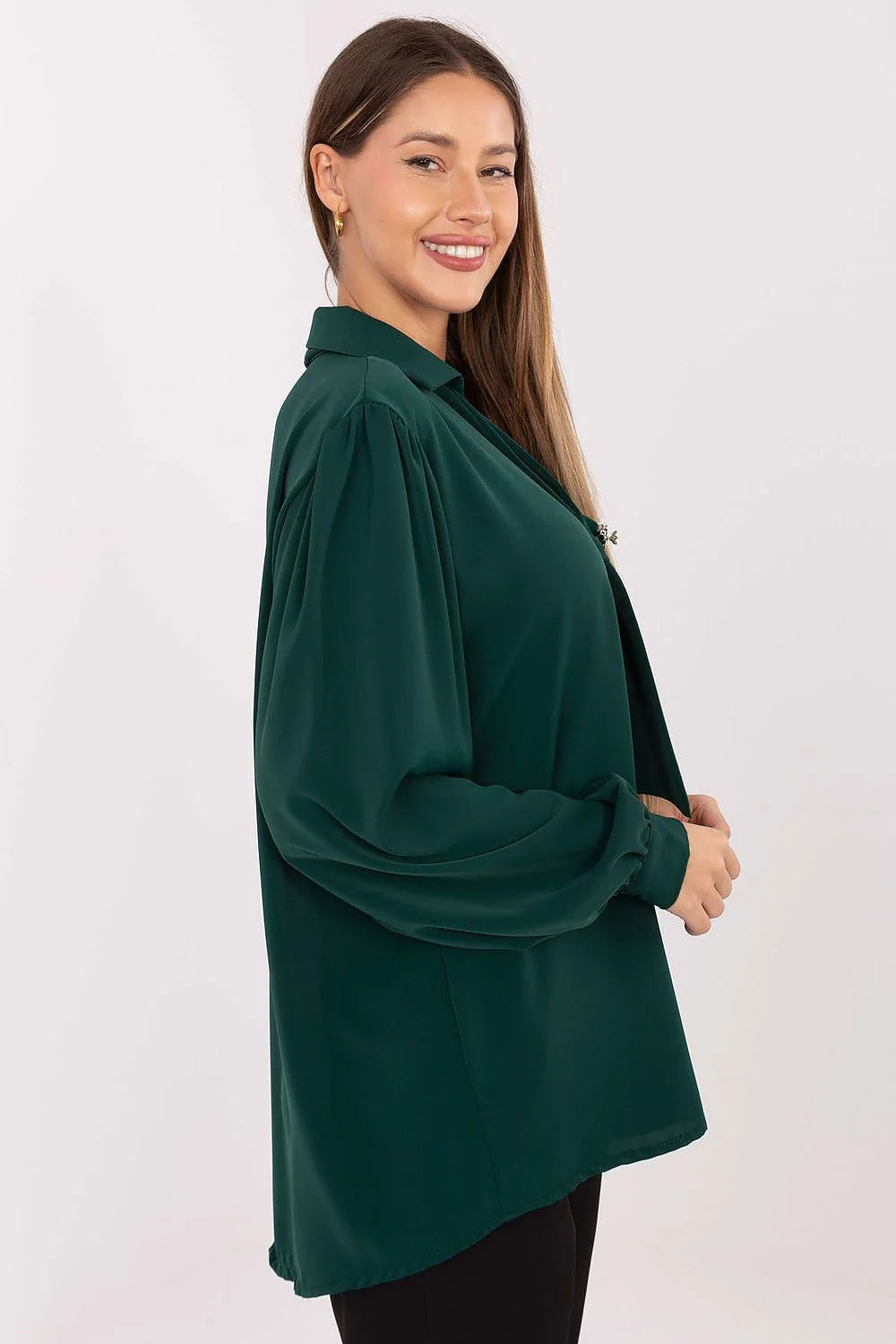 blouse chemisier femme élégante stylée minimaliste féminine polyester léger soyeuse coupe allongée manches longues bouffantes décolleté nœud broche amovible confort