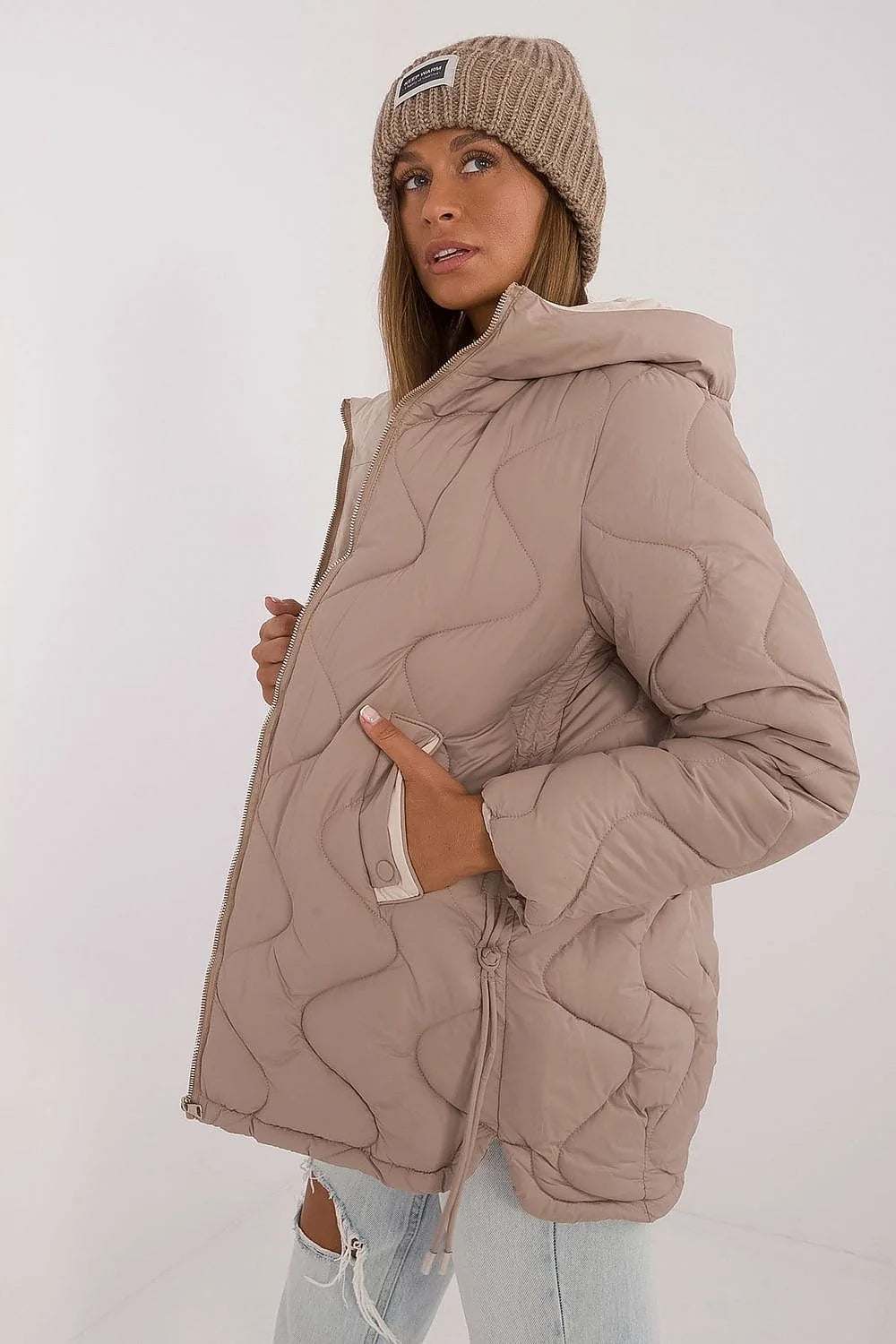 Veste pour femme matelassée en polyester douce isolation efficace couleur beige taupe capuche poches à glissière coupe ample automne hiver