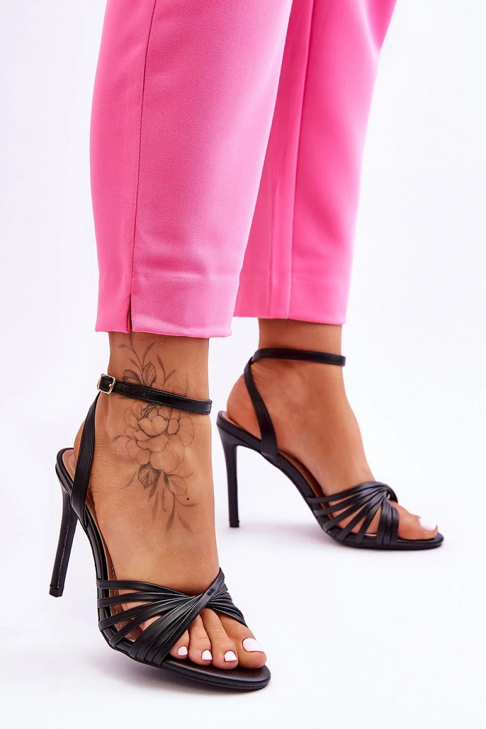 sandales talons aiguilles femme cuir artificiel noires brides croisées torsadées cheville métallique dorée réglable bout ouvert semelle plantaire confortable