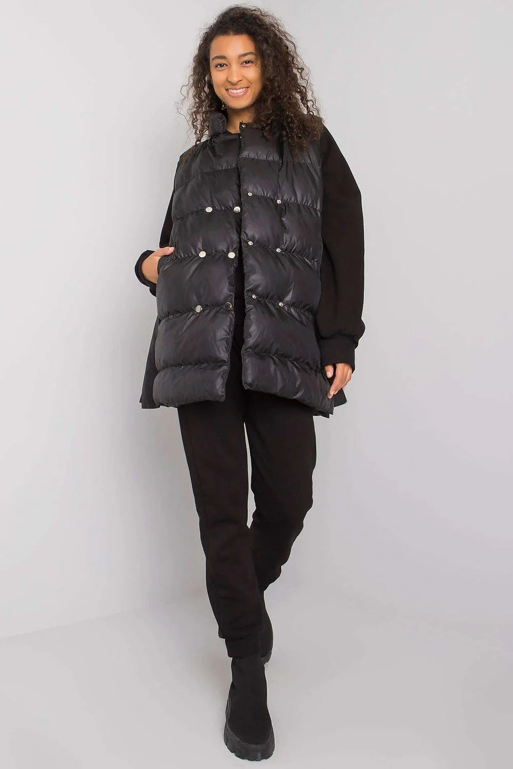 Ensemble féminin moderne et stylé avec gilet matelassé, sweat-shirt et pantalon de jogging beige