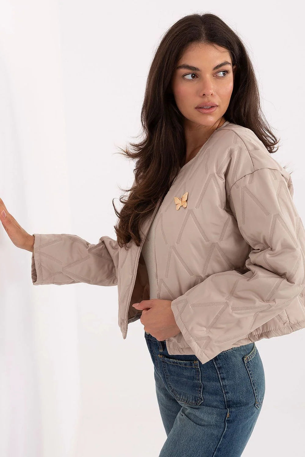 veste matelassée courte femme sans col beige satinée polyester légère matelassage géométrique perforé coupe droite manches longues broche papillon dorée