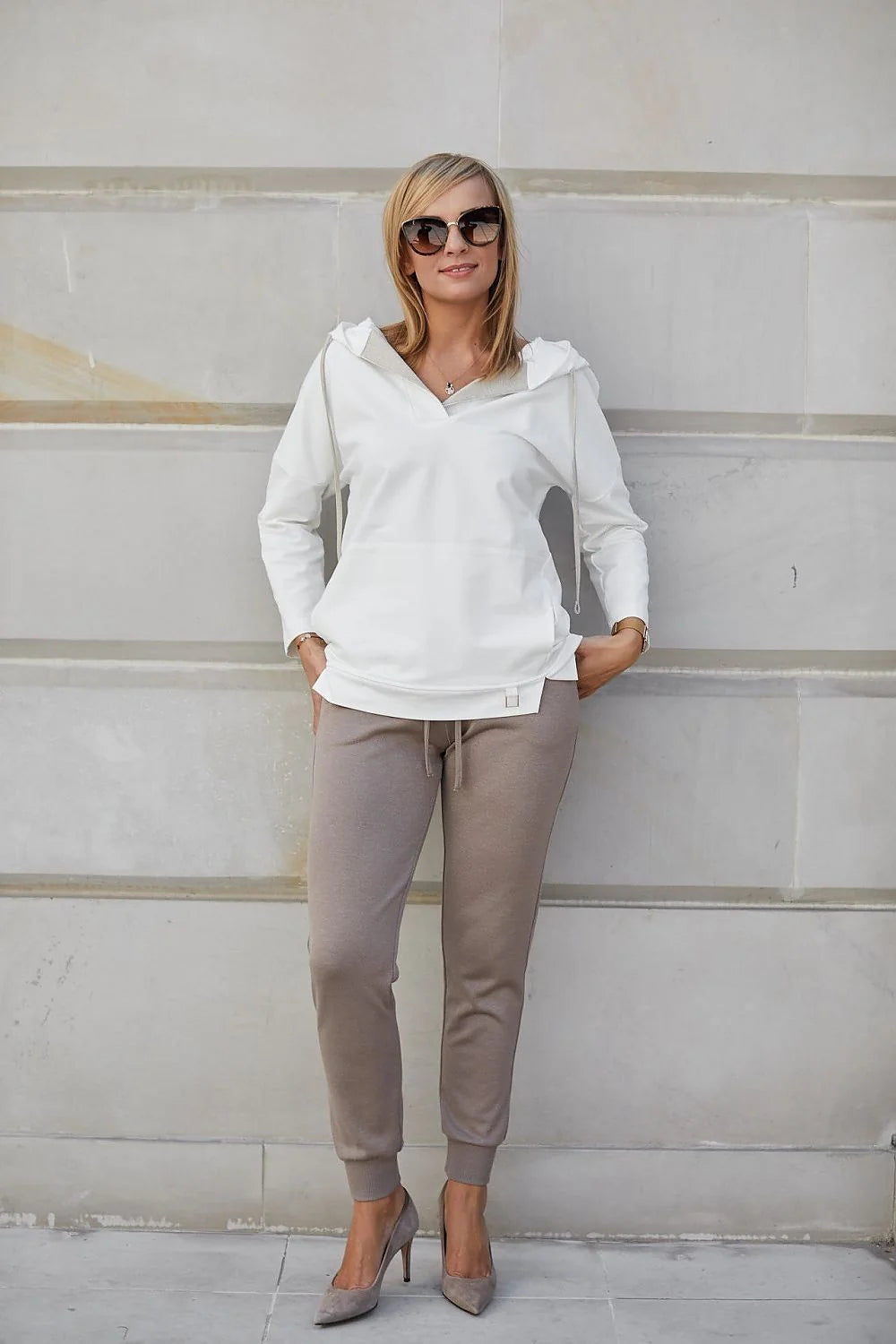 Sweatshirt Femme Élégant en Coton Noir Capuche Large Manches Longues Look Moderne Coupe Ajustée