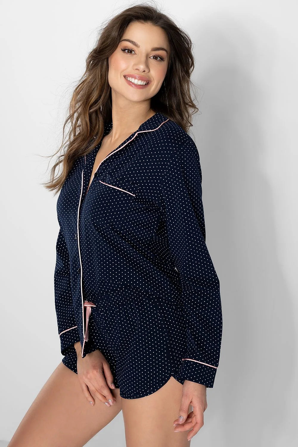 Pyjama femme élégant et stylé en coton doux bleu marine points blancs manches longues short à nœud rose pâle pour la maison et la nuit