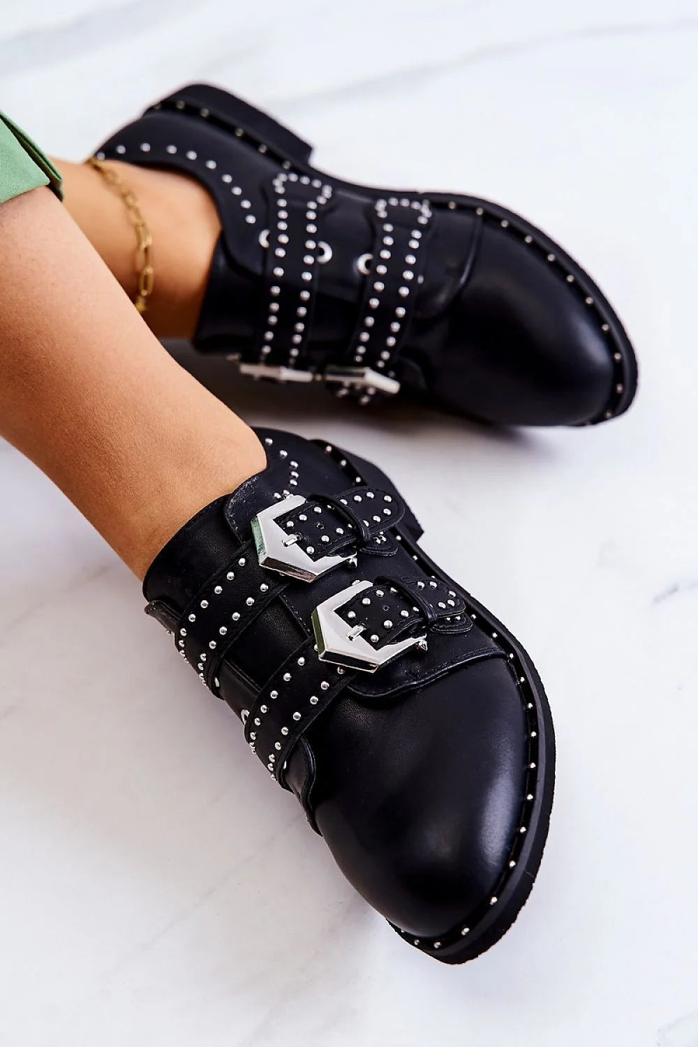 Chaussures basses pour femmes style moderne audacieux cuir écologique boucles métalliques clous semelle plate caoutchouc ajustables quotidien soirées