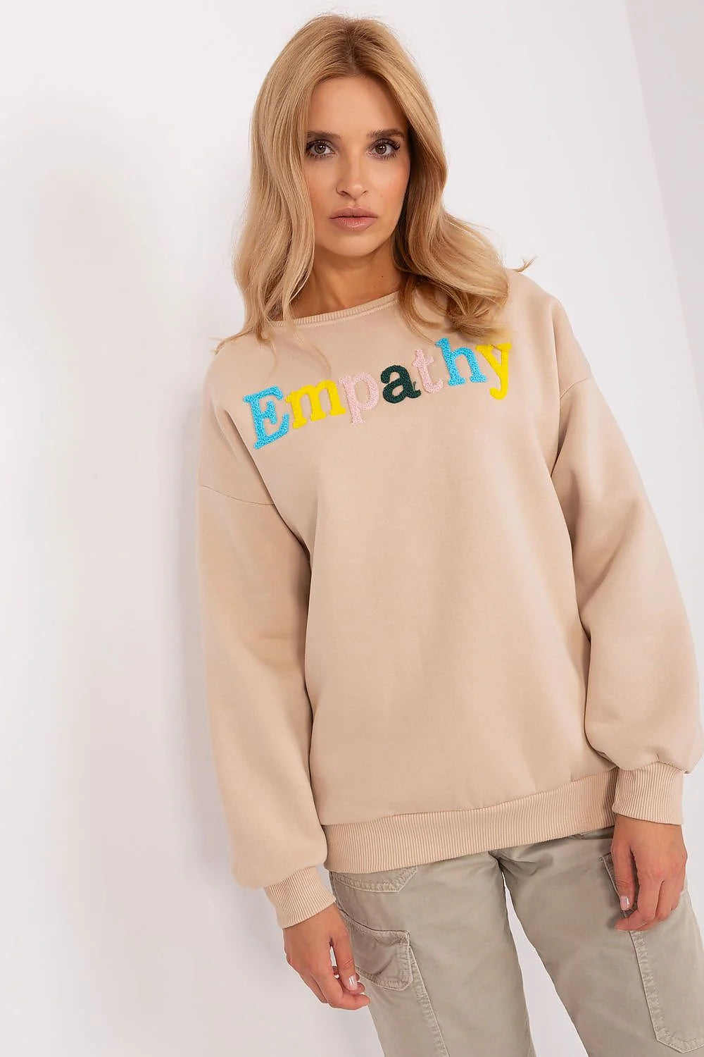 Sweatshirt femme moderne casual oversize beige molleton doux manches longues épaules tombantes col rond poignets côtelés broderie chenille multicolore Empathy
