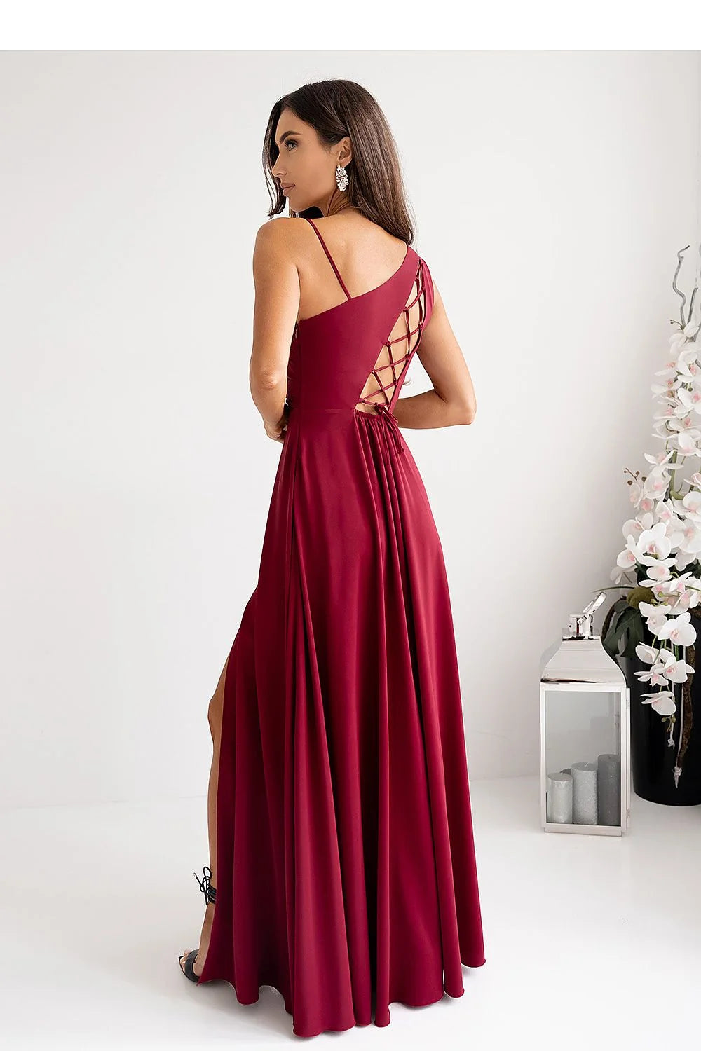 Robe longue élégante asymétrique bretelles fines épaule nue fente moderne couleur bordeaux satin femme
