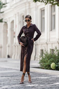 Robe chemise longue ceinturée suédine marron chocolat col classique manches longues boutonnage intégral coupe cintrée ceinture nouée fente latérale haute