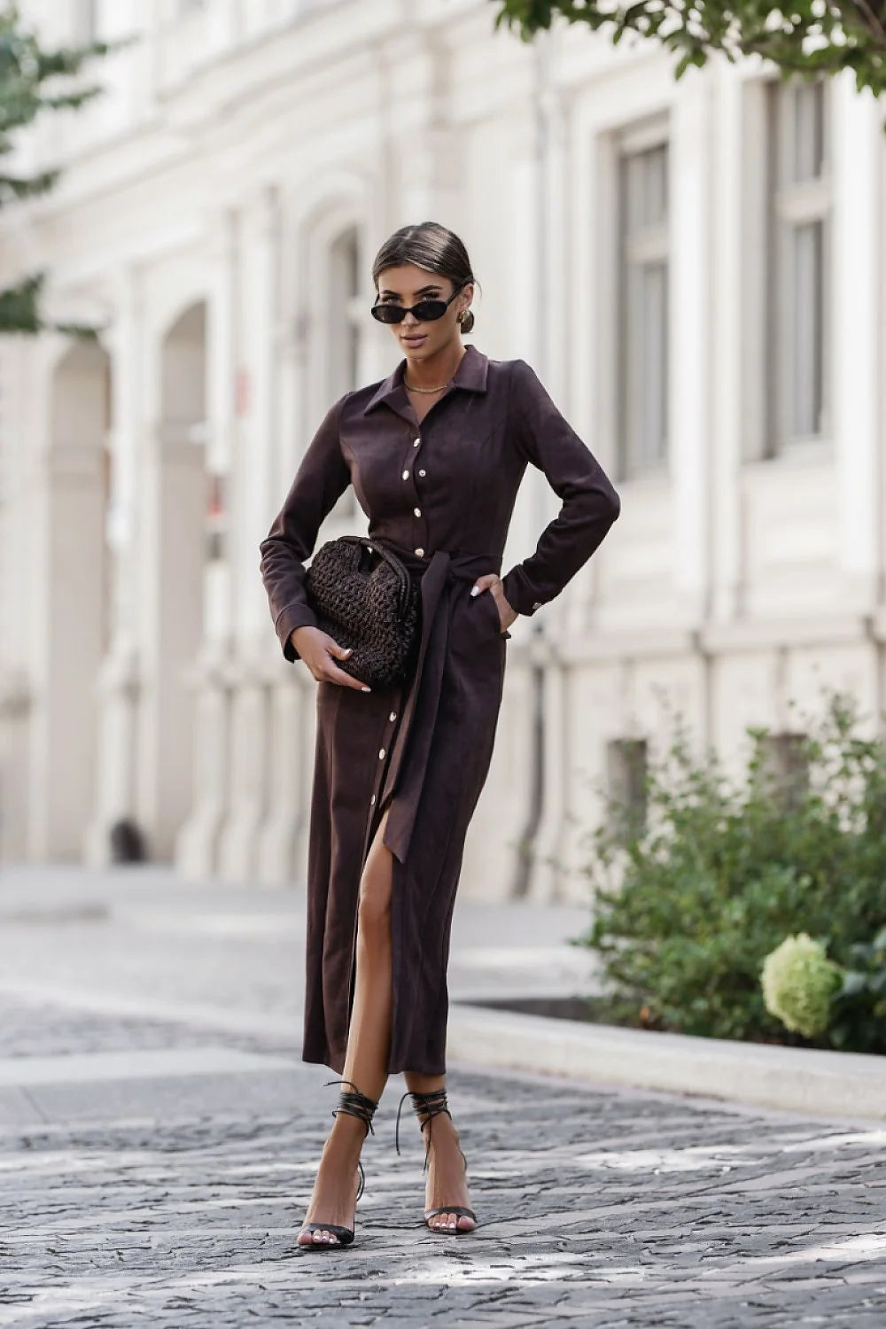 Robe chemise longue ceinturée suédine marron chocolat col classique manches longues boutonnage intégral coupe cintrée ceinture nouée fente latérale haute