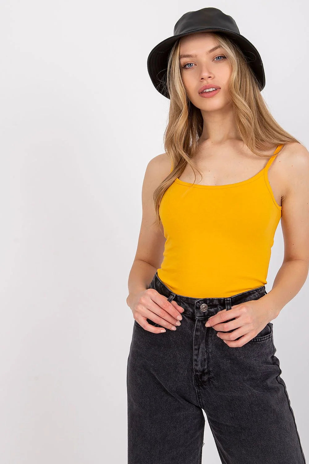 Tenueemode femme set tank top pantalon coton elastane style minimaliste jaune vif noir délavé coupe ajustée taille haute loose bob hat accessoire