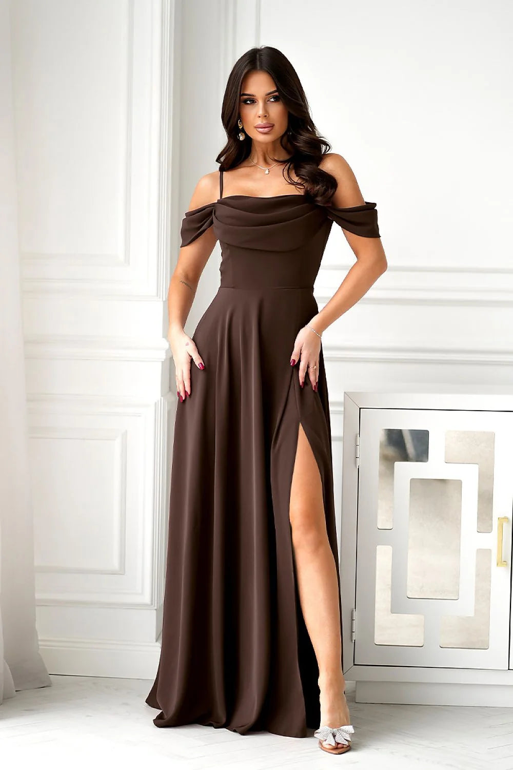 robe maxi longue marron chocolat satinée fluide col bardot bretelles fines manches tombantes taille cintrée jupe évasée fente haute latérale