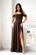 robe maxi longue marron chocolat satinée fluide col bardot bretelles fines manches tombantes taille cintrée jupe évasée fente haute latérale