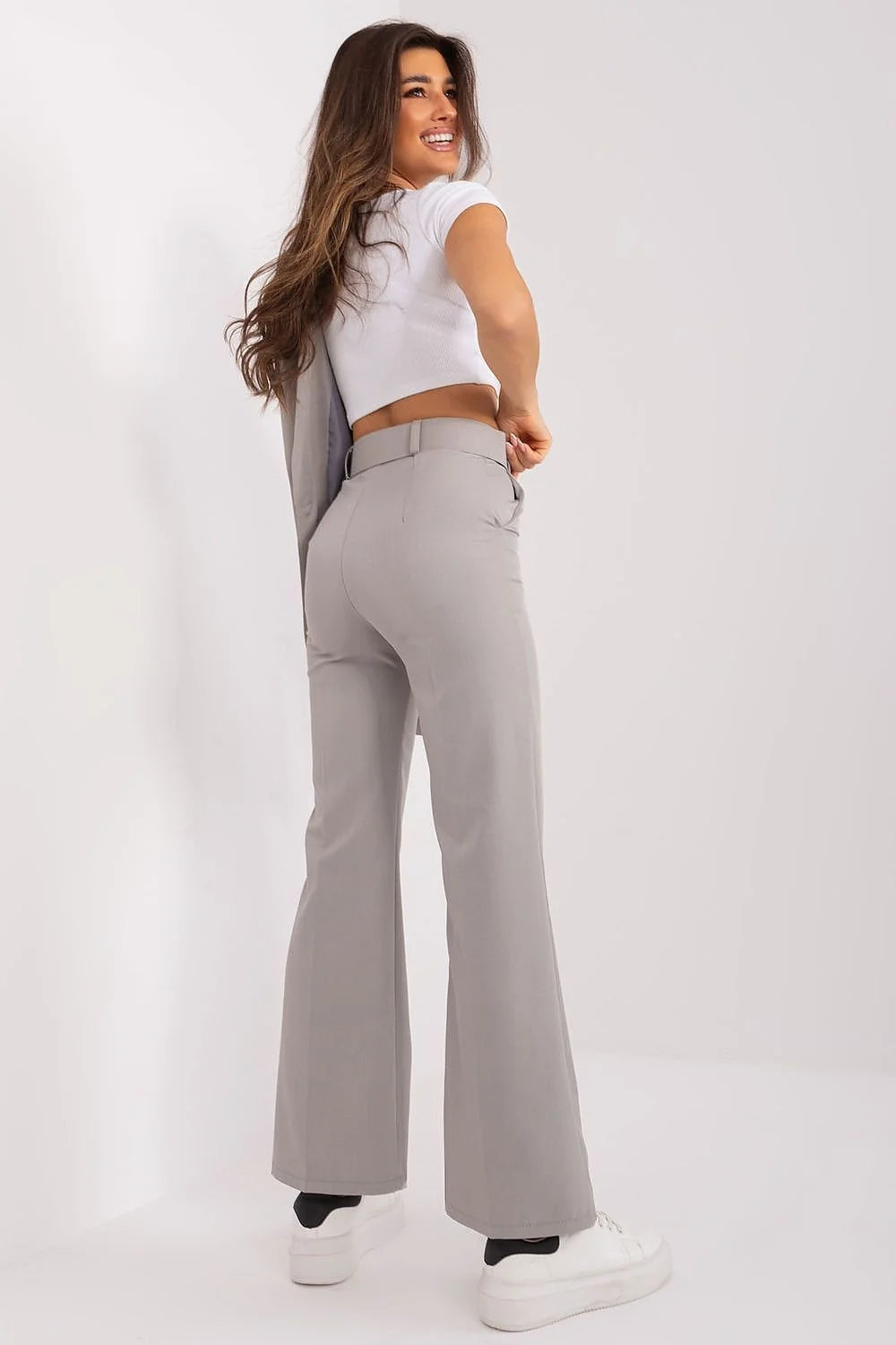 Pantalon femme élégant en polyester coupe évasée taille haute couleur grise blazer assorti occasion bureau ville