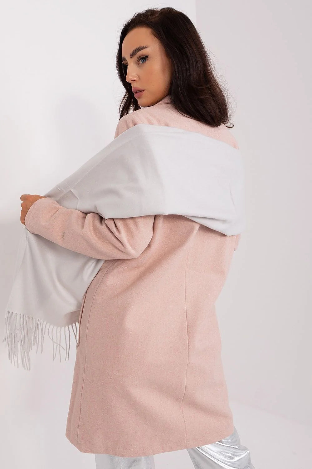 ensemble mode féminine hiver manteau droit boutonné rose pastel écharpe oversized gris perle franges laine mélangée