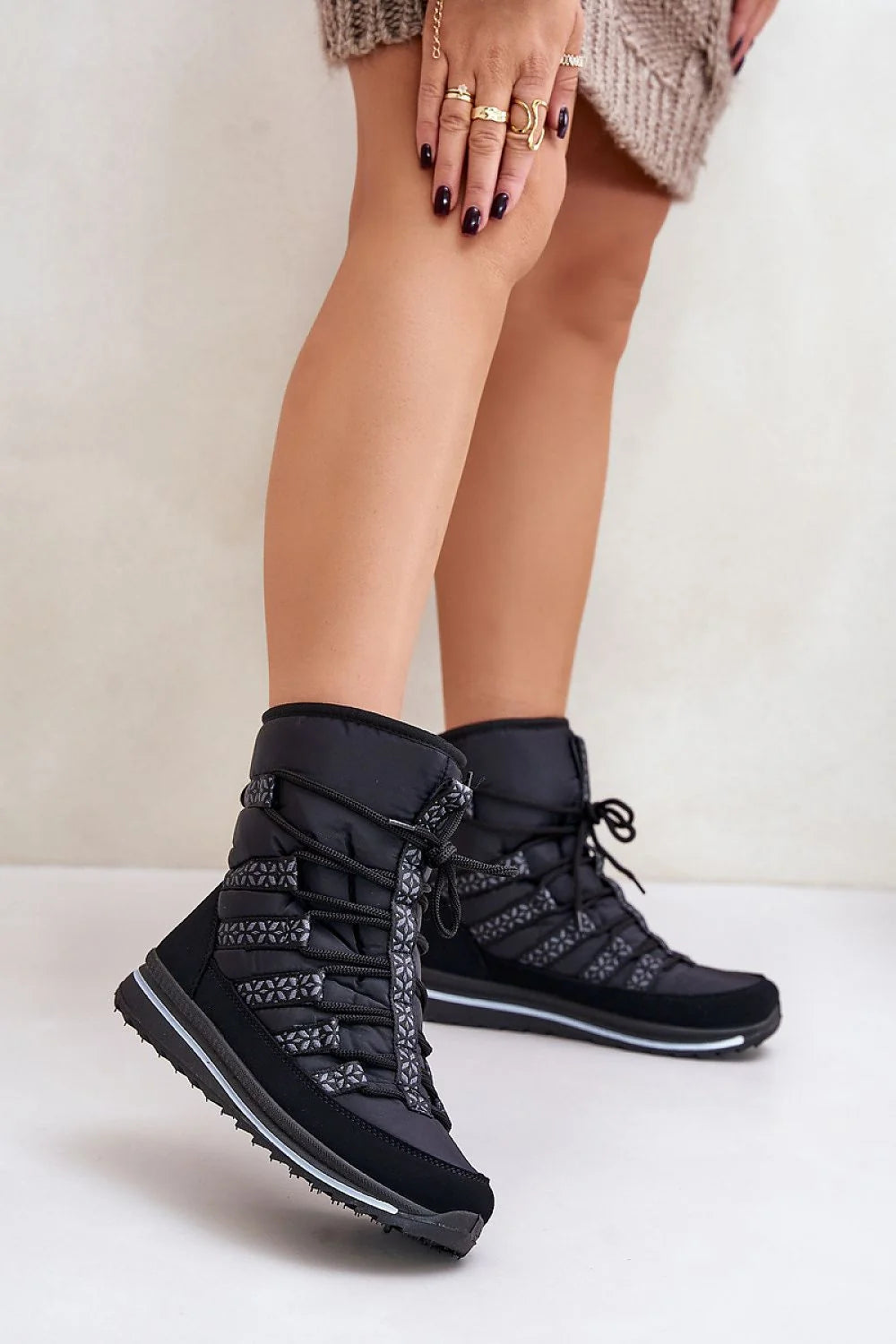 Bottes de neige modernes pour femmes en synthétique noir, montantes, imperméables, fourrure intérieure, semelle crantée, lacets, design élégant, usage quotidien hiver