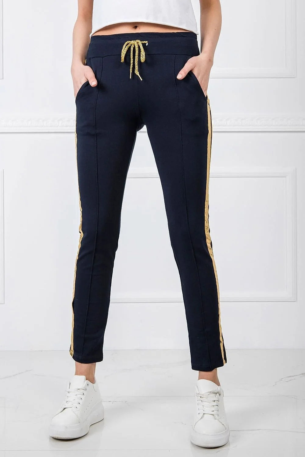 Pantalon survêtement femme style décontracté bleu marine doré coton élasthanne taille élastiquée poches latérales fuselé moderne