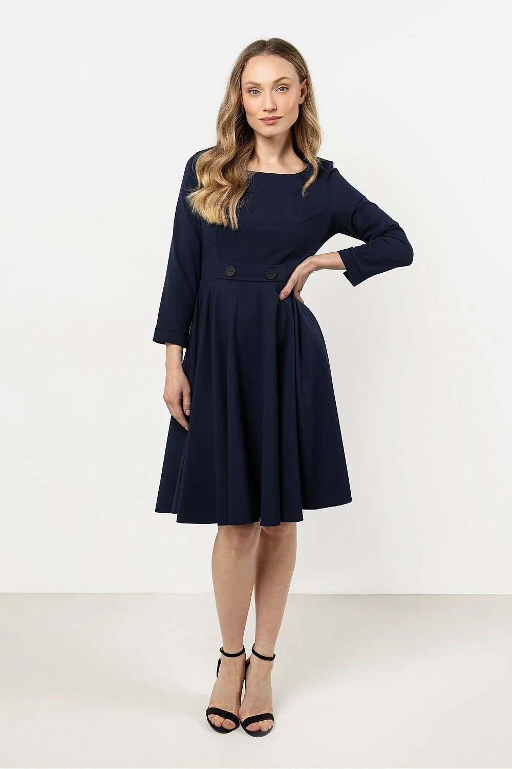 robe élégante midi manches longues encolure bateau bleu marine taille ajustée coupe évasée jupe plissée boutons décoratifs noirs