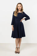 robe élégante midi manches longues encolure bateau bleu marine taille ajustée coupe évasée jupe plissée boutons décoratifs noirs