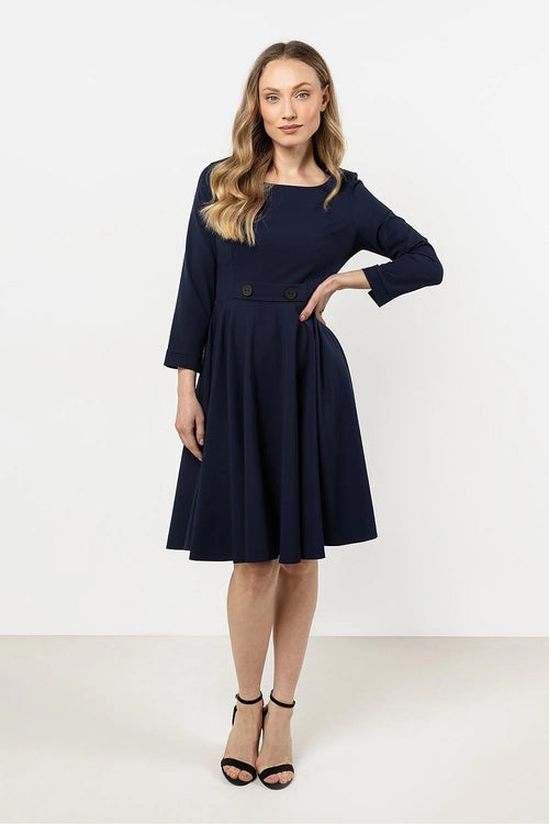 robe élégante midi manches longues encolure bateau bleu marine taille ajustée coupe évasée jupe plissée boutons décoratifs noirs