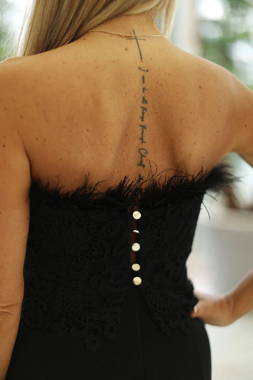 corset bustier dentelle noire florale ajusté sans bretelles festonnée décolleté bordure plumes fines baleines rigides maintien soirée chic élégant