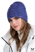 Bonnet pour femme en laine et fibres synthétiques, bleu riche, motifs chevrons, paillettes intégrées, coupe ajustée, logo métallique discret, style moderne et raffiné