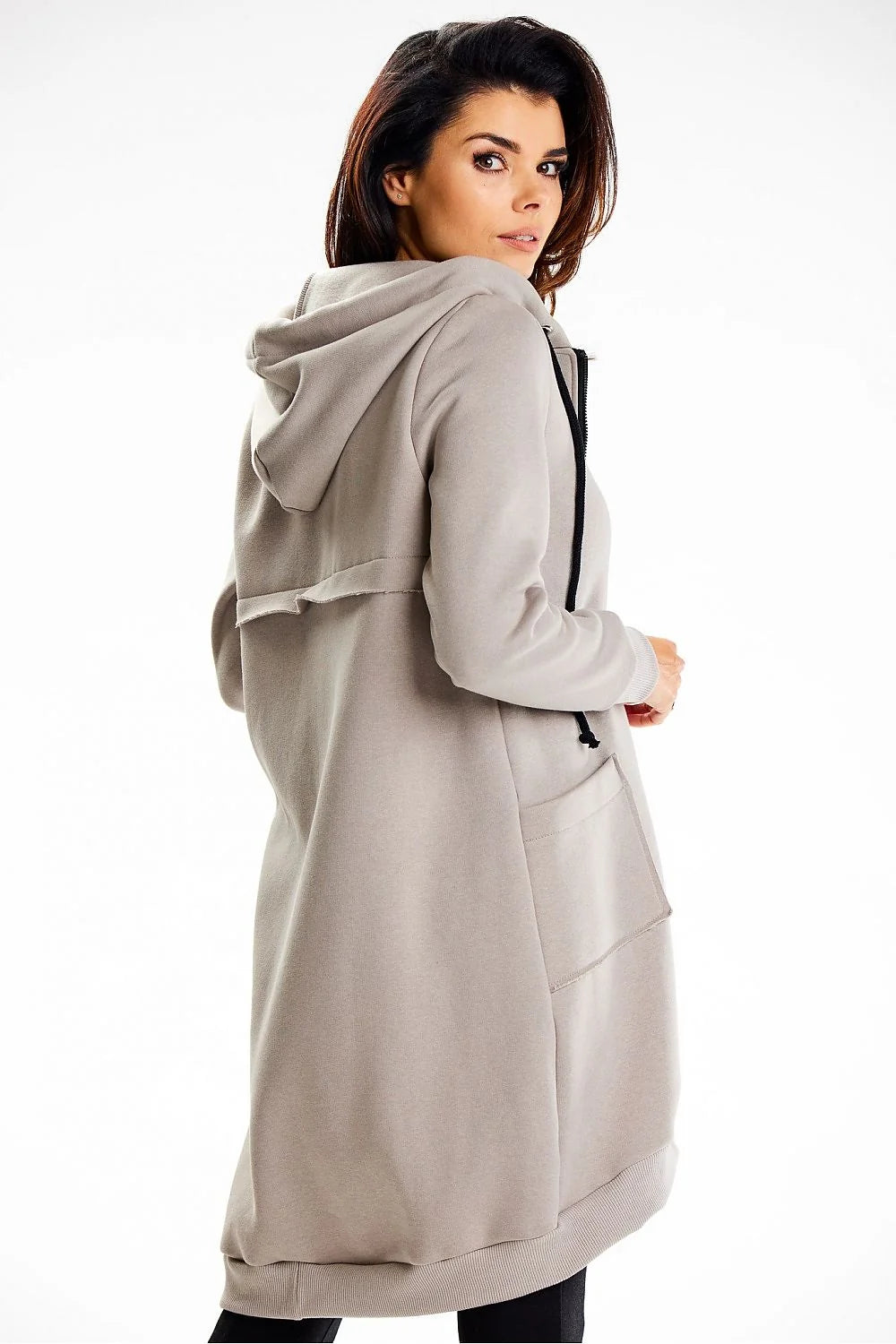 manteau long capuche matelassé gris clair oversize zippé molleton coton polyester doublée cordons contrastés poches plaquées poignets côtelés asymétrique