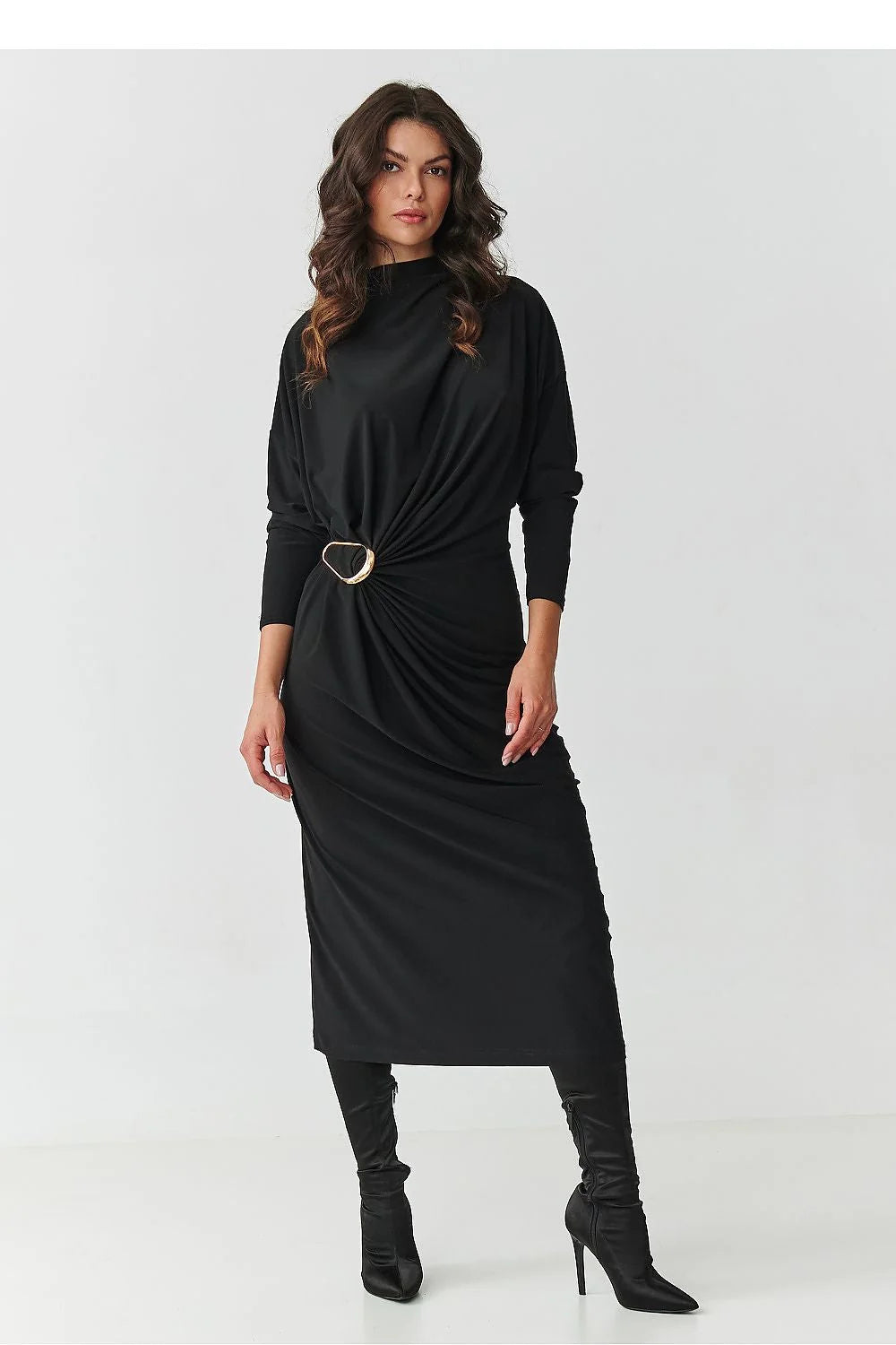 robe midi noire manches longues col montant drapé froncé boucle métallique dorée taille jersey extensible fluide élégante féminine confortable moderne