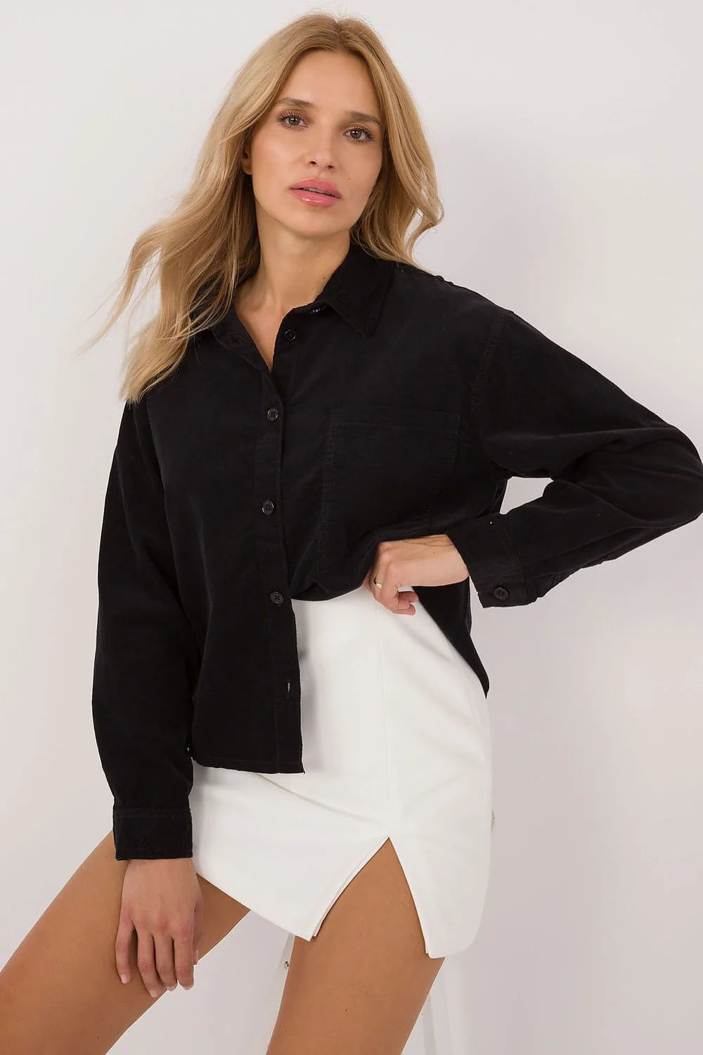 Chemise en velours côtelé noire manches longues col classique avec jupe blanche mini fente femme