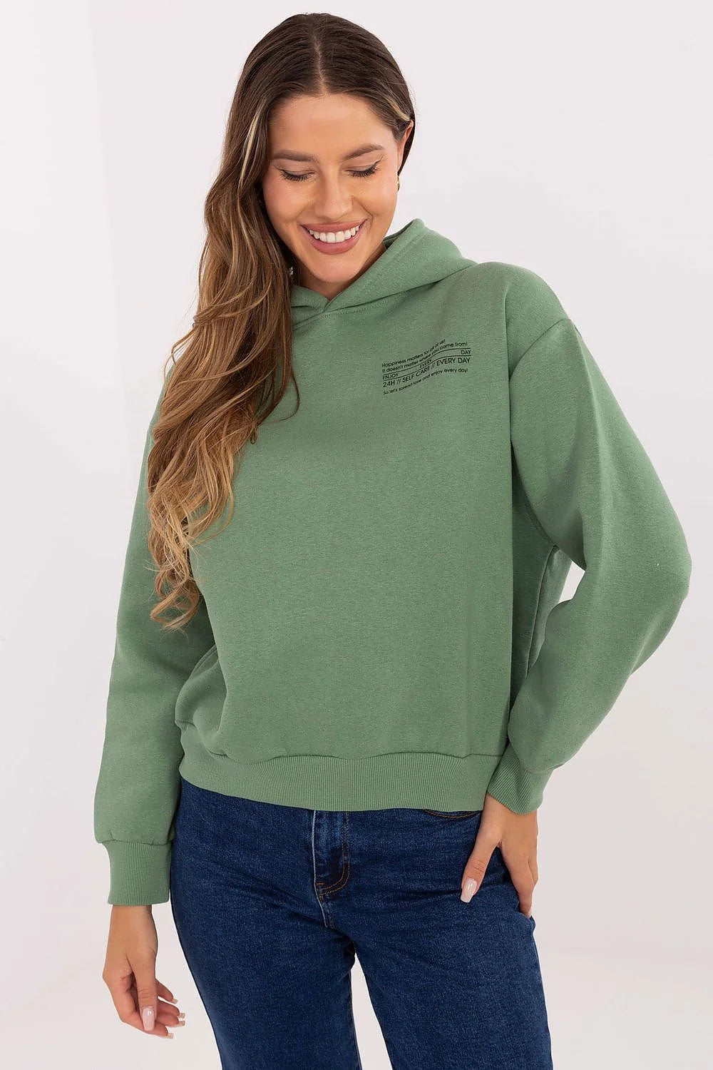 sweat capuche femme vert sauge coupe relaxed courte hanches épaules tombantes molletonné doux bords côtes poignets imprimé noir