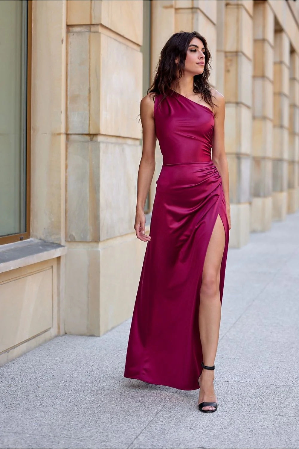Robe longue soirée élégante en satin rouge bordeaux épaule nue asymétrique fente jambe taille ajustée femme