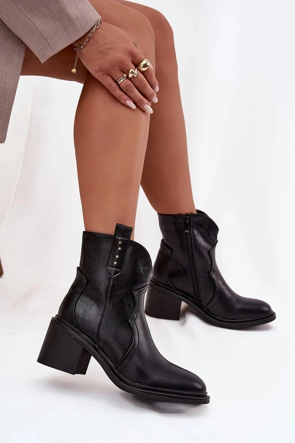 bottines cowboy femme similicuir noir grainé bout pointu talon bloc massif stable fermeture éclair intérieure surpiqûres bride cloutée