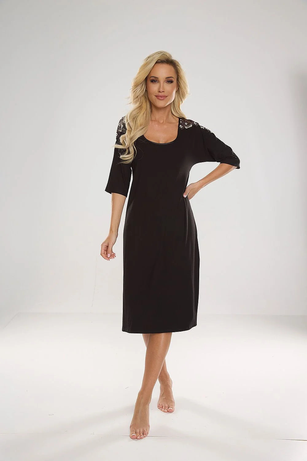 chemise nuit longue manches troisquarts viscose élégante noire femme fluide légère dentelle sequins métalliques épaules longueur genou confortable