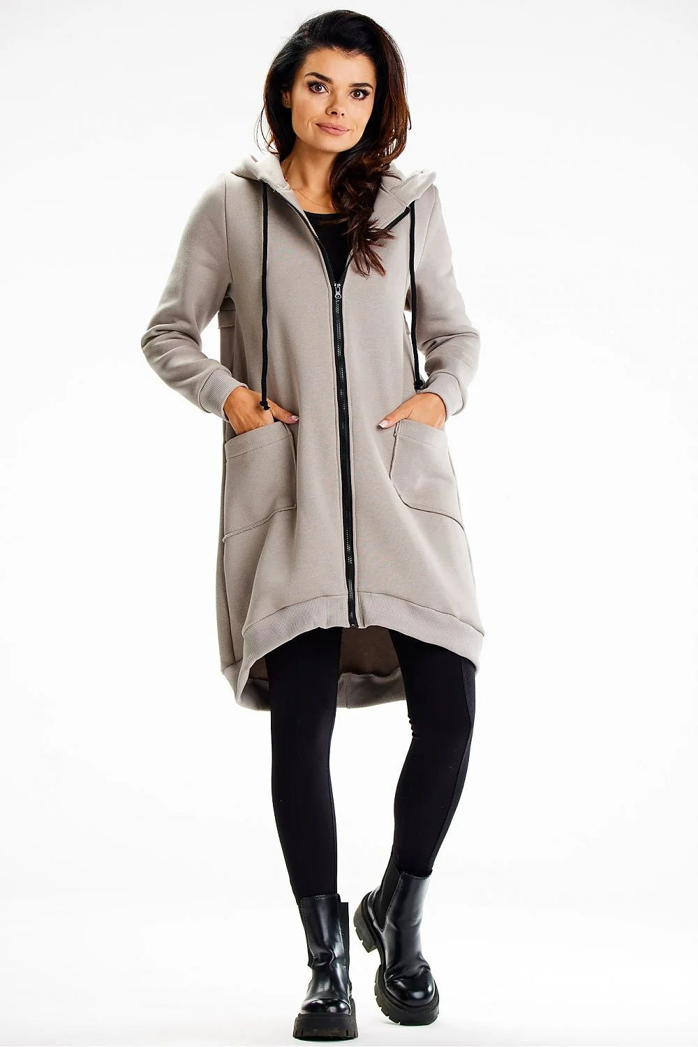 manteau long capuche matelassé gris clair oversize zippé molleton coton polyester doublée cordons contrastés poches plaquées poignets côtelés asymétrique