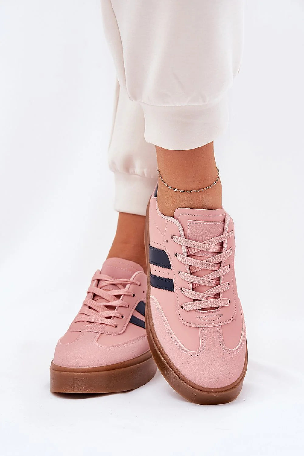Chaussures de sport modernes pour femmes en cuir artificiel rose pâle avec bandes noires ou bleu foncé, semelle épaisse, confort tout le jour, idéales pour les tenues quotidiennes et les occasions décontractées