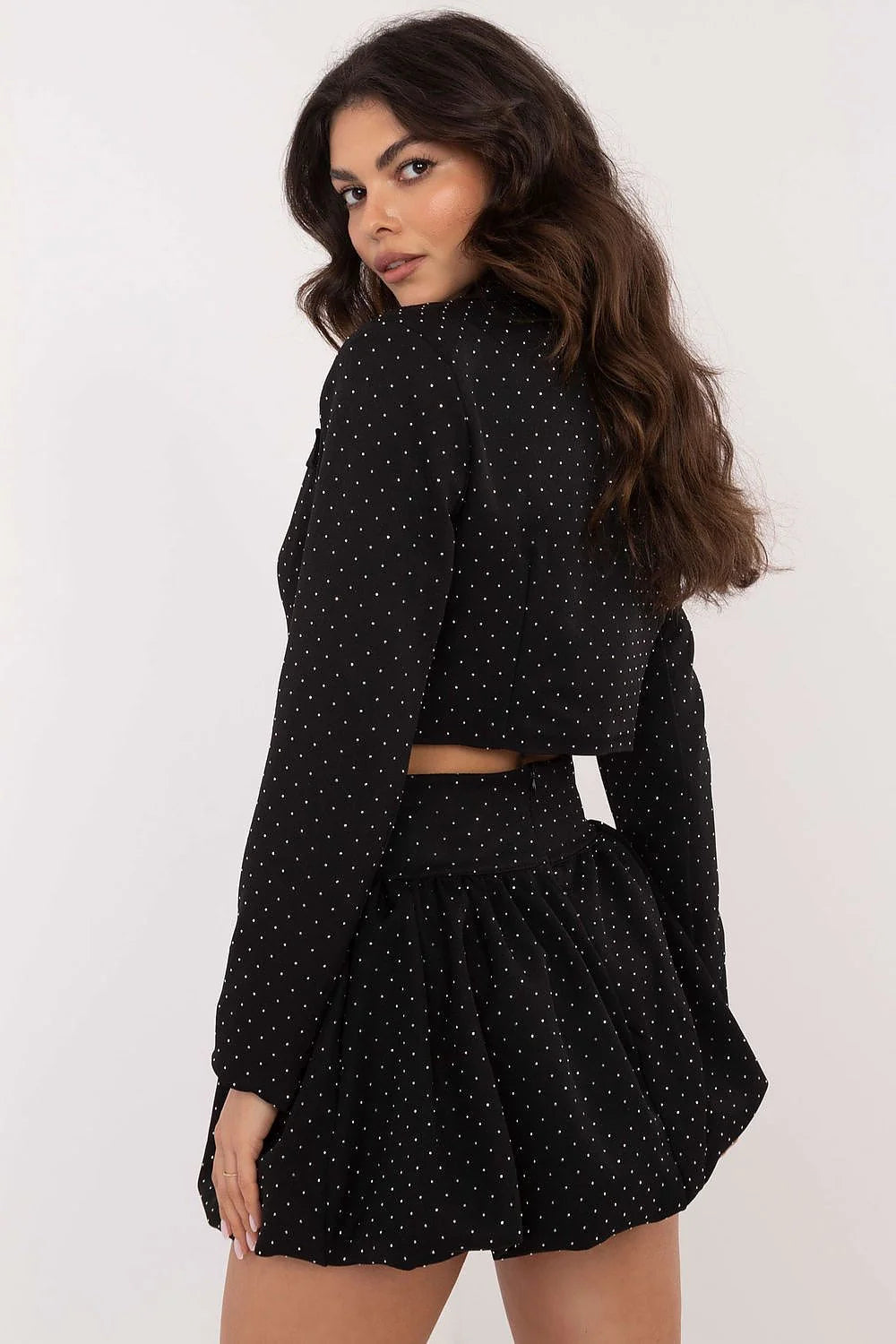 Ensemble mode femme deux pièces blazer court jupe courte style chic moderne matières polyester coton noir pois blancs occasions semi-formelles