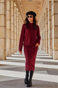 ensemble femme élégant pull tricot col montant manches longues coupe oversize jupe crayon midi bordeaux profond maille douce chaude polyvalente