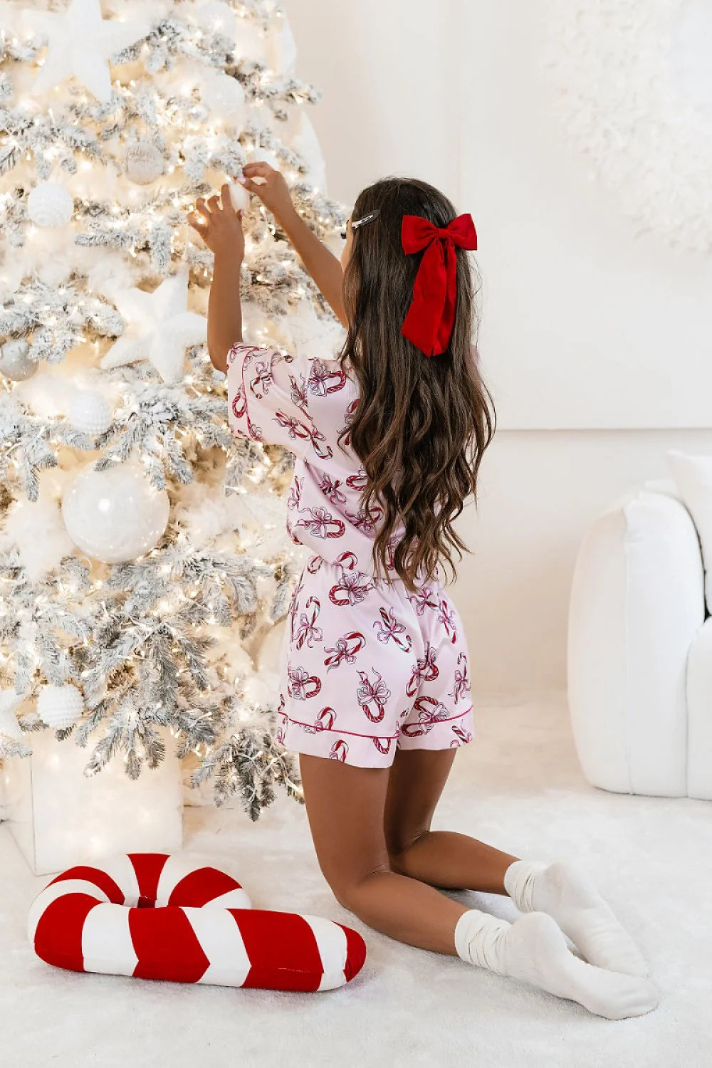 pyjama femme DAISY rose bonbon satiné brillant chemise boutonnée manches courtes short taille élastique imprimé canne nœuds rouges viscose élasthanne