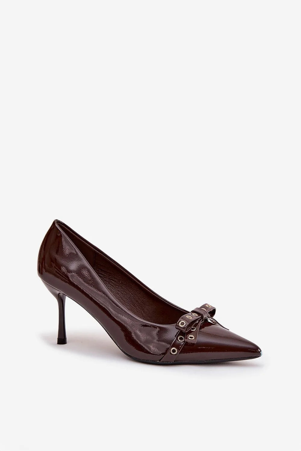 escarpins vernis marron foncé bout pointu talon aiguille élégant chic féminin mince nœud décoratif œillets métalliques slipon empeigne basse brillante