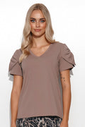 chemisier femme élégant col V manches courtes superposition tissu épaules taupe coton respirant coupe décontractée tombé fluide finitions soignées polyvalent