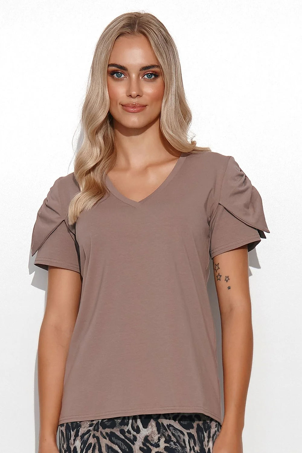 chemisier femme élégant col V manches courtes superposition tissu épaules taupe coton respirant coupe décontractée tombé fluide finitions soignées polyvalent