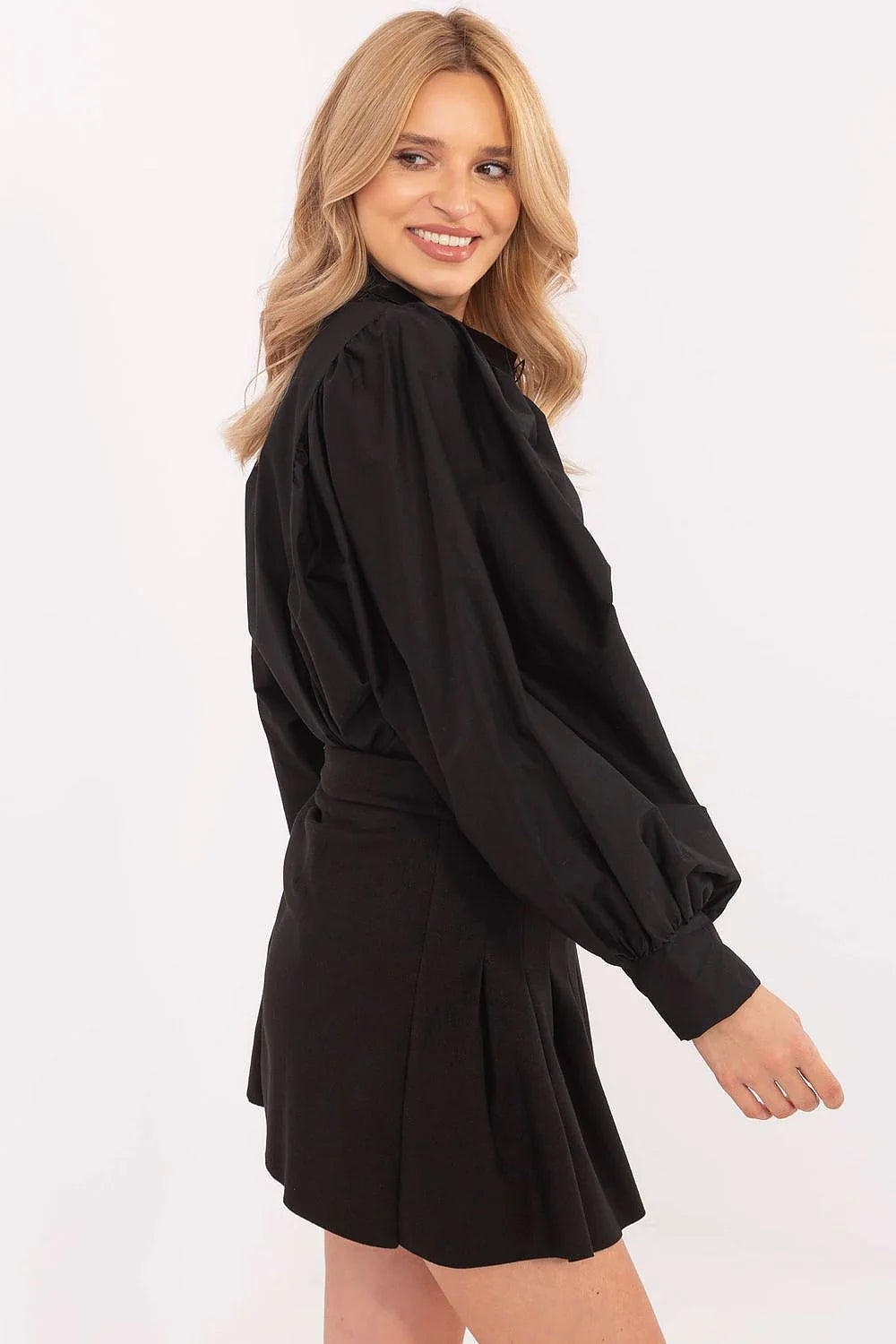 blouse manches bouffantes volumineuses boutons métal broche fleur col nœud bijou jupe trapèze courte plis marqués taille haute cintrée sophistiquée