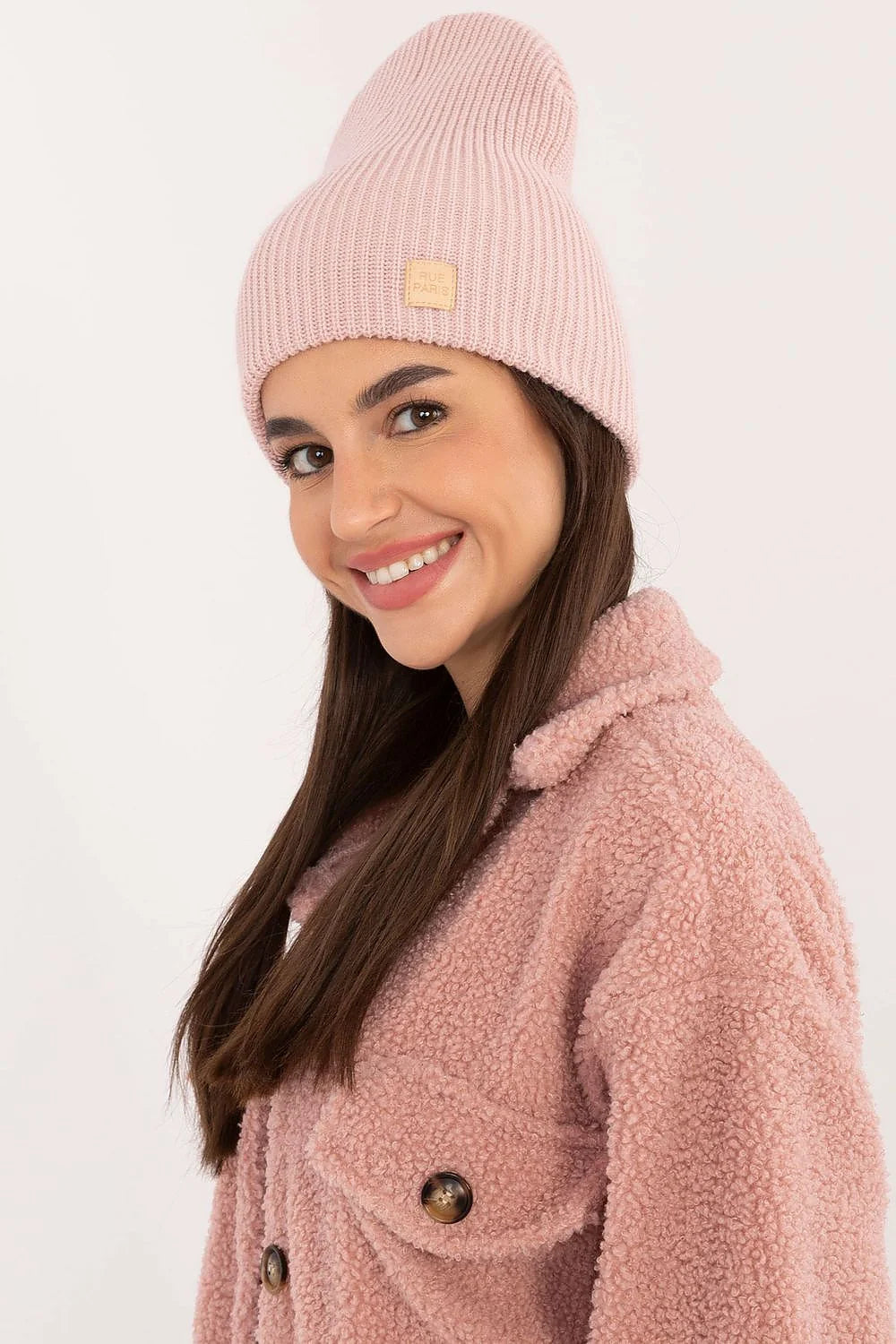 Bonnet Rue Paris en acrylique rose pâle, style beanie, ajusté, écusson discret, confortable, mode, femme