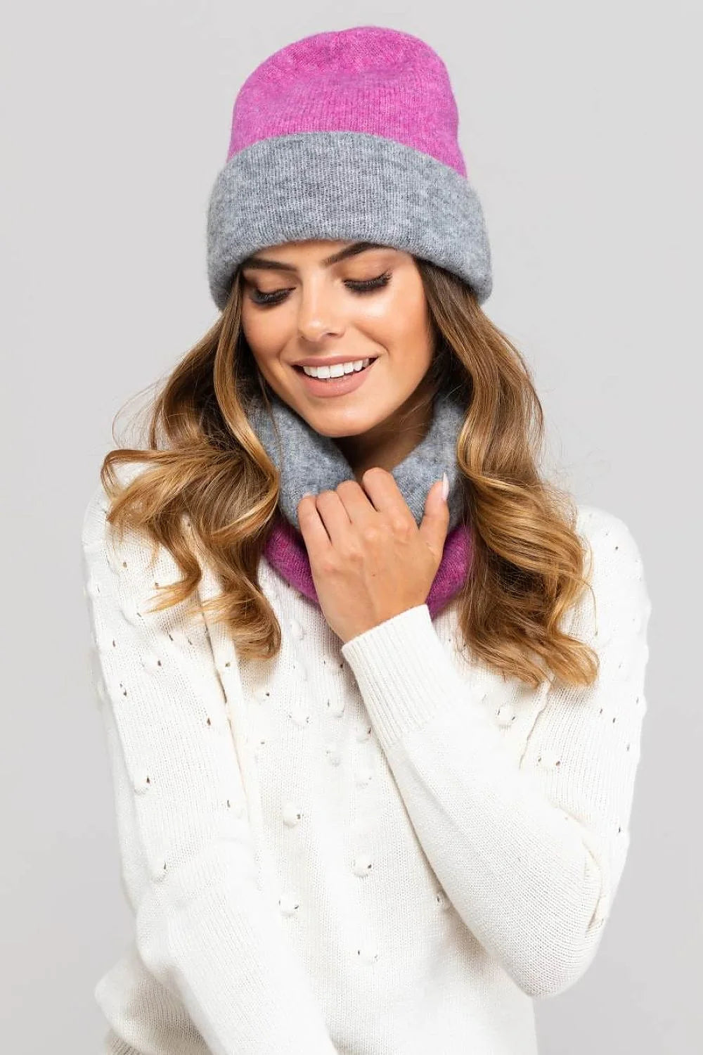 Bonnet réversible Kamea pour femme en gris et rose, ensemble avec écharpe assortie, matériau doux, 4 styles possibles, haute qualité, accessoire hiver féminin