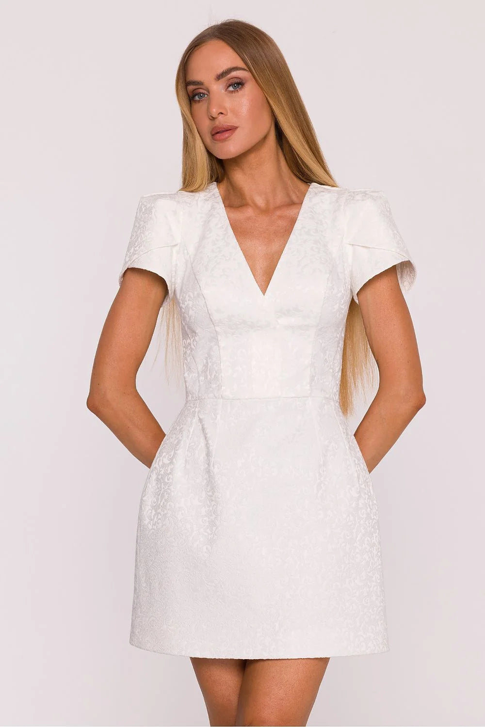 robe cocktail jacquard floral ivoire satinée mini décolleté V profond manches structurées épaules taille marquée silhouette sablier polonaise doublure intégrale