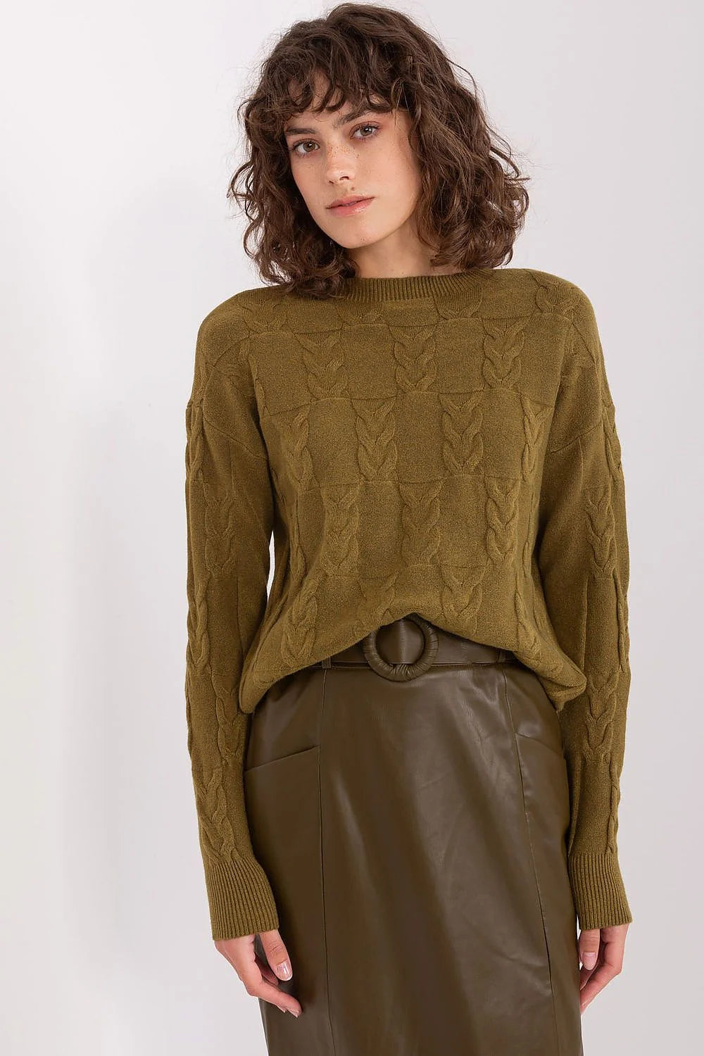 Pull femme maille torsadée motif câbles coupe ample épaules tombantes matériau doux texture visuelle intérressante