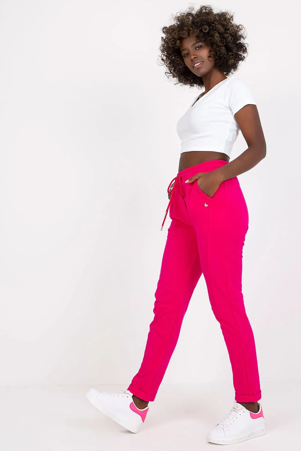 pantalon survêtement femme fuchsia vif taille haute élastique cordon serrage embouts métalliques slim fuselé cheville poches latérales stretch