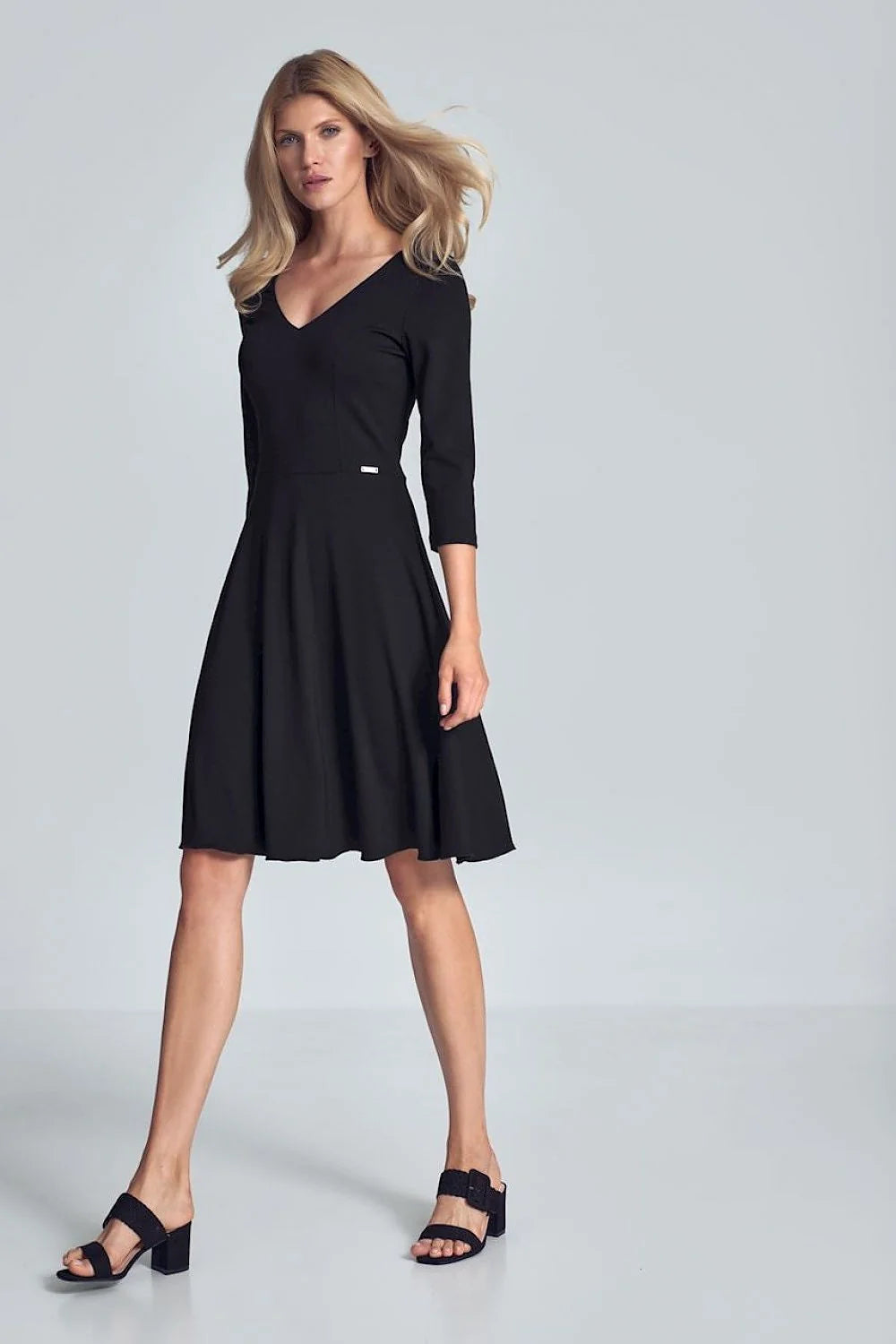 Robe de cocktail beige élégante col V manches 3/4 ajustée jupe évasée femme moderne