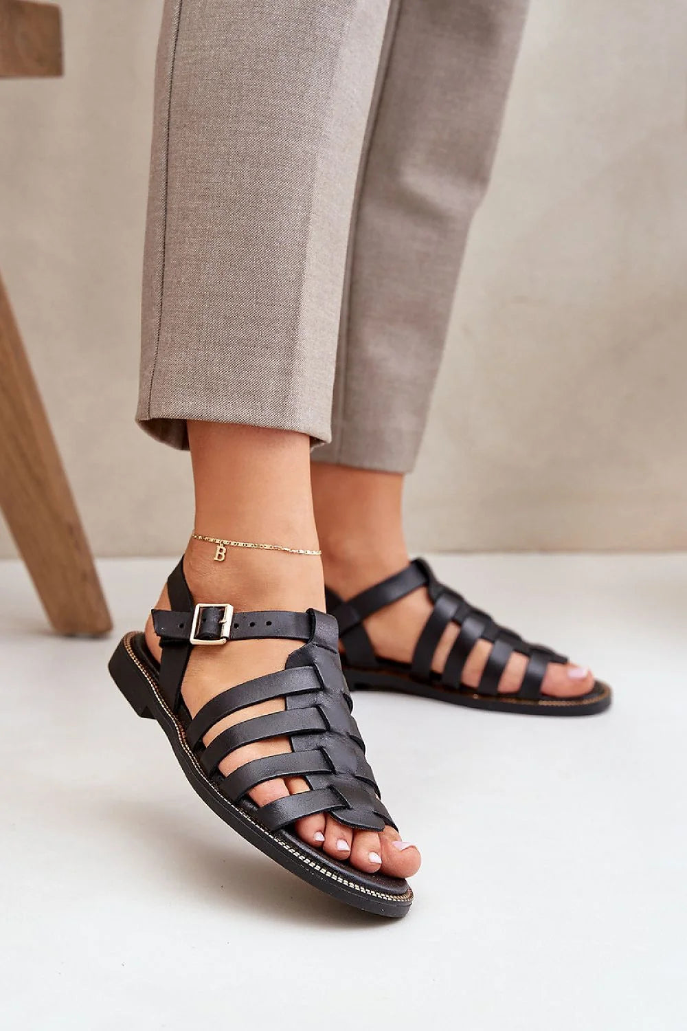 Sandales élégantes femmes cuir naturel style gladiateur sangles larges boucle métallique noir intemporel confortable été tendance