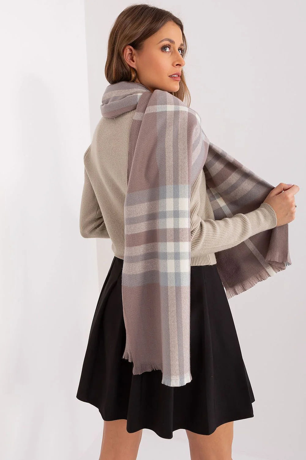écharpe femme longue oversize plaid carreaux tartan taupe rosé bleu pâle écru grande taille tissée douce chaude franges courtes enveloppante