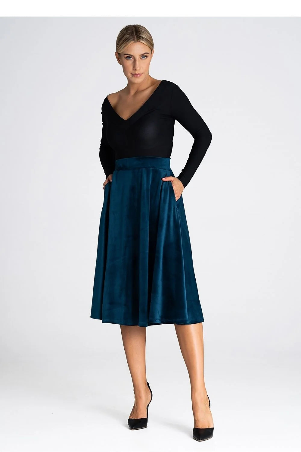 Jupe midi élégante en tissu velours bleu canard avec haut manches longues col V croisé noir ensemble mode féminin