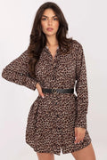 robe courte chemise imprimé léopard marron beige manches longues col boutonnage coupe mini ceinturée ceinture imitation cuir boucle dorée fluide